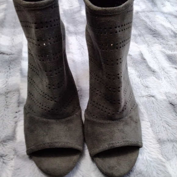 Report Footwear Finna Perforated Peep Toe - Picture 6 of 6